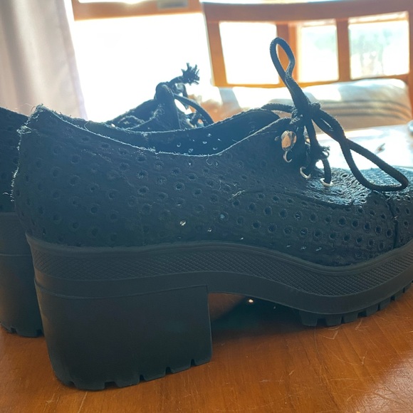 Urban Outfitters Black Eyelet Lace Chunky Lug Sole Oxford Loafers Size 9 - Picture 4 of 6